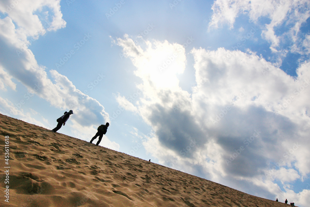日本 鳥取砂丘と人物のシルエットの写真 Stock 写真 Adobe Stock