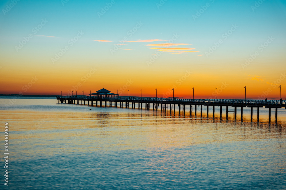 Obraz premium Sunrise over Queensland pier