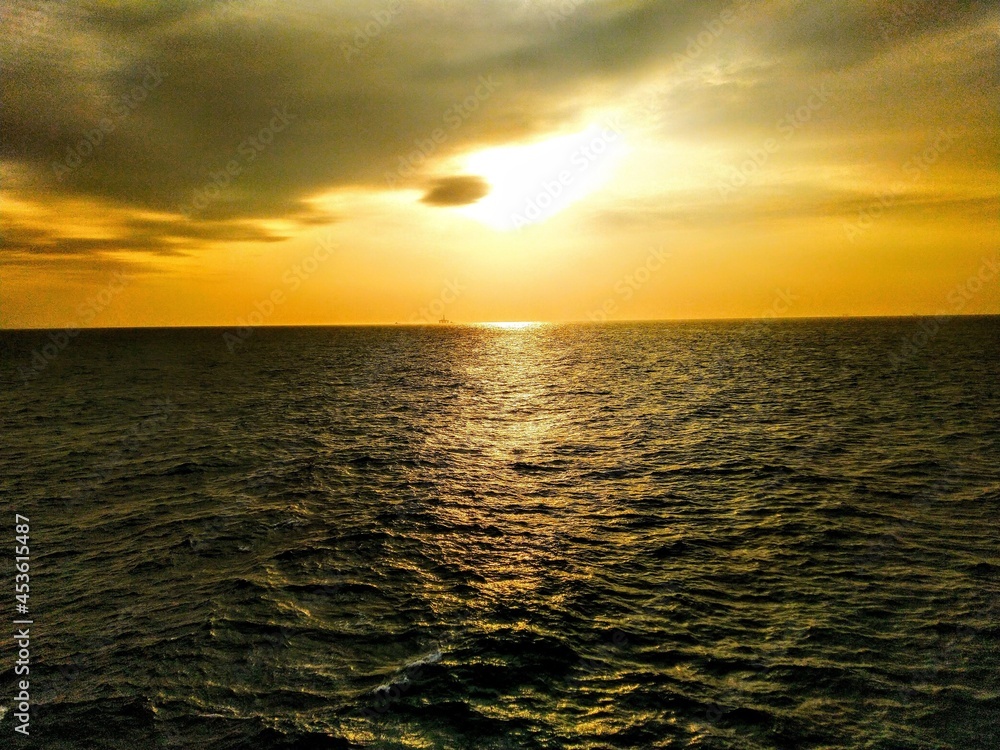Obraz premium sunset over the sea