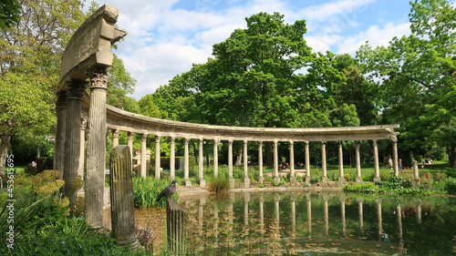 Colonnade corinthienne autour du bassin (naumachie) du parc Monceau à Paris (France) © Florence Piot