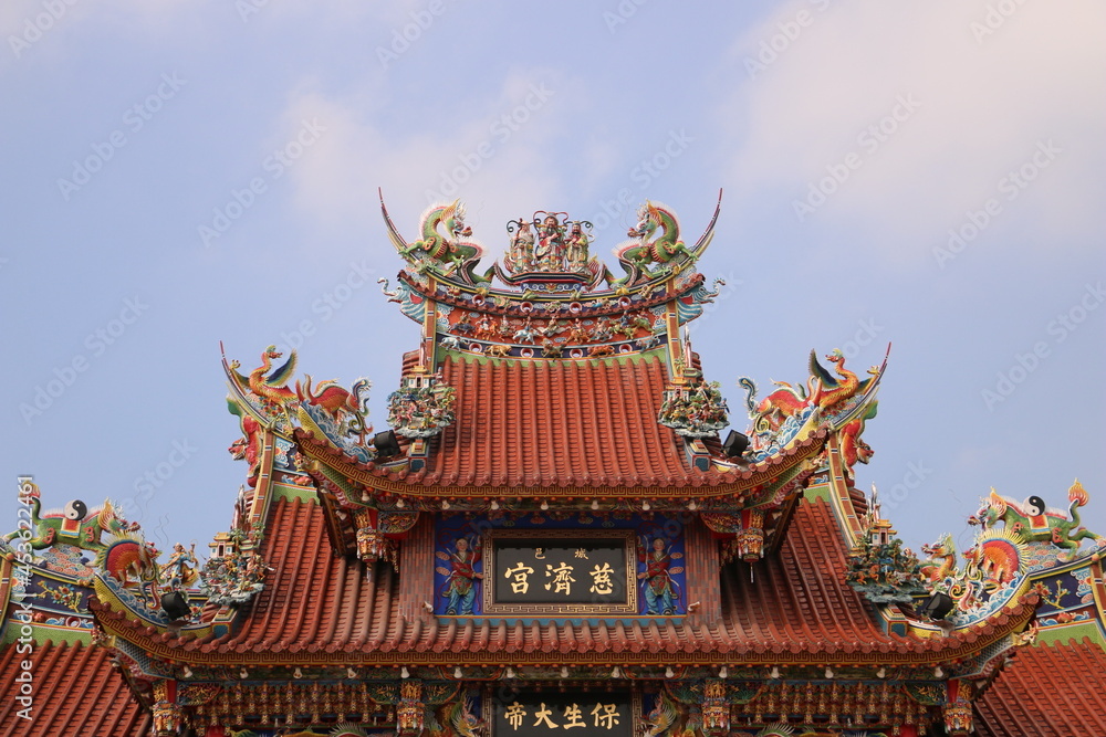 Naklejka premium Taiwan temple with colorful orange tiled roof