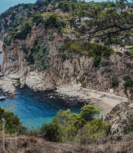 Vistas de una cala de la costa brava desde un punto elevado