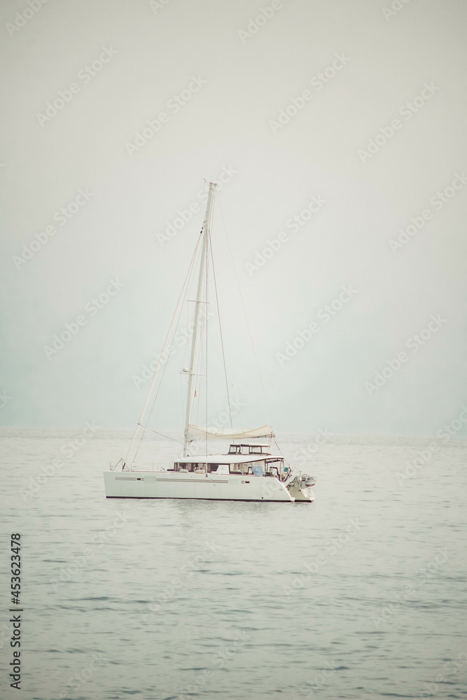 Pequeño velero sobre un mar en calma Pequeño velero sobre un mar en calma