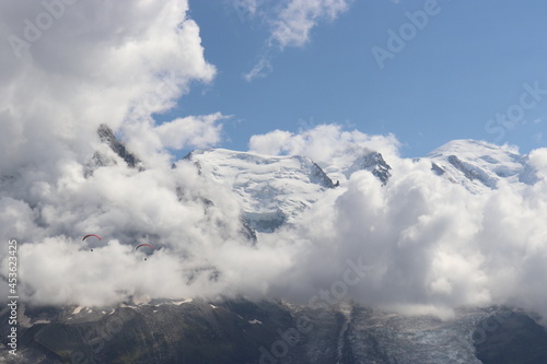 parapentes devant le mont blanc 