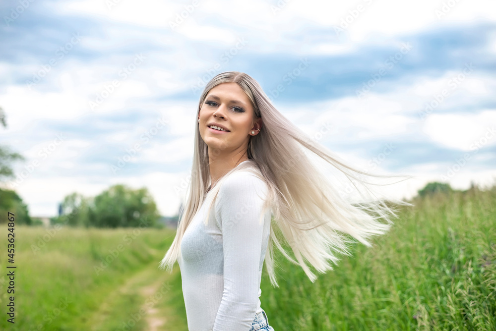 glückliche junge Frau mit wehenden Haaren glückliche junge Frau mit wehenden Haaren