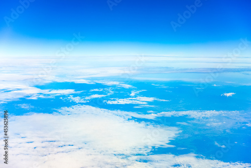 飛行機の窓から見えた空と雲