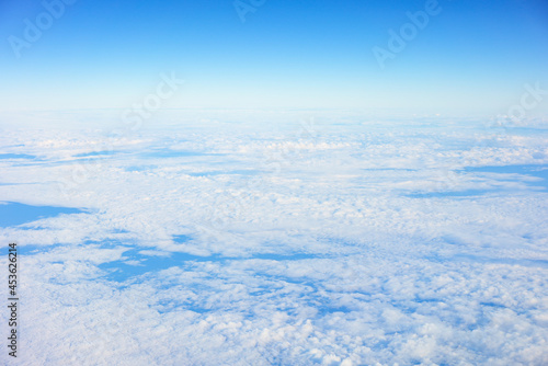 飛行機の窓から見えた空と雲
