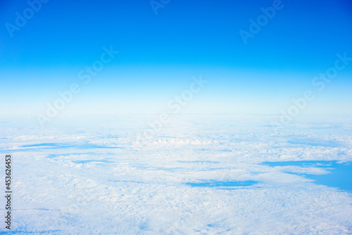 飛行機の窓から見えた空と雲 © maru54