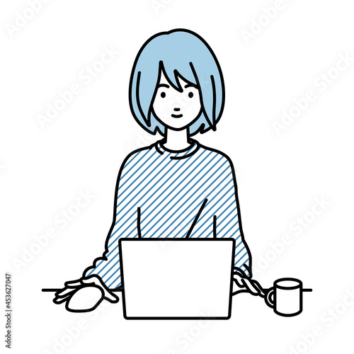 デスクで座ってPCを使っているリモートワークの女性