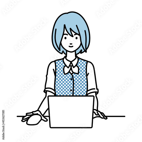 デスクで座ってPCを使っている事務員制服の女性