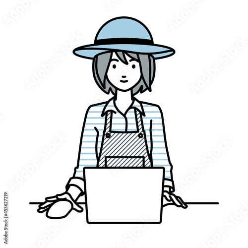 デスクで座ってPCを使っている農家の女性
