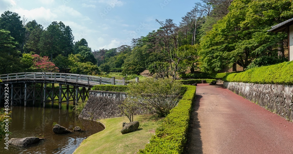 Fototapeta premium 日本庭園の橋（夏の風景）