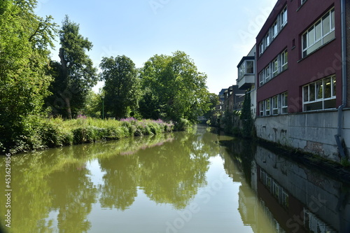 Les eaux stagnantes de la Dyle le long des bâtiments à Malines 