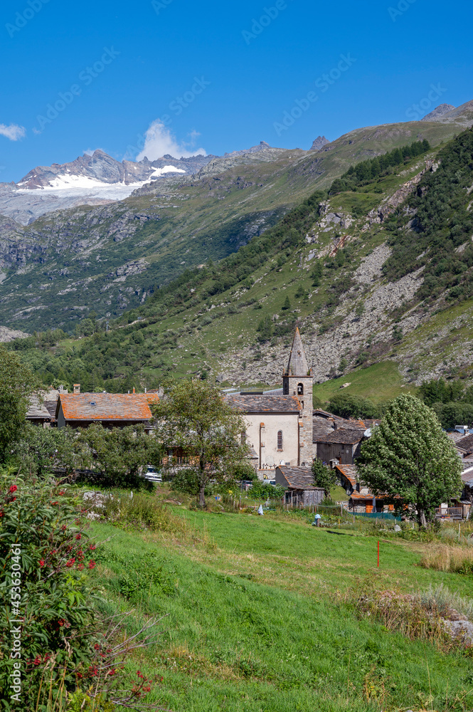 Paysage de montagne dans le Parc National de la Vanoise autour du village de Bonneval-sur-Arc dans les Alpes dans le département de la savoie en été en France