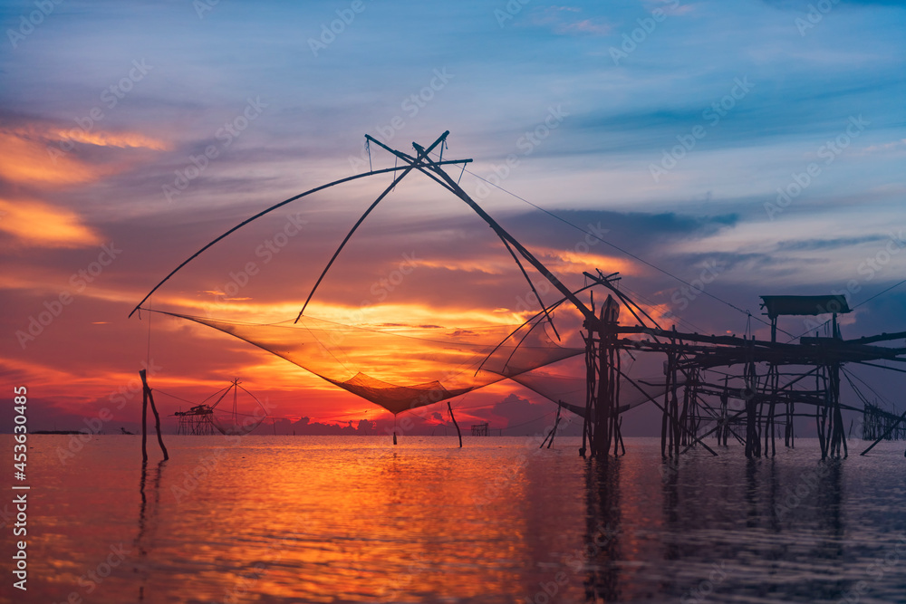 Φωτογραφία Silhouette of big fishing gears in Songkhla Lake, Thailand.