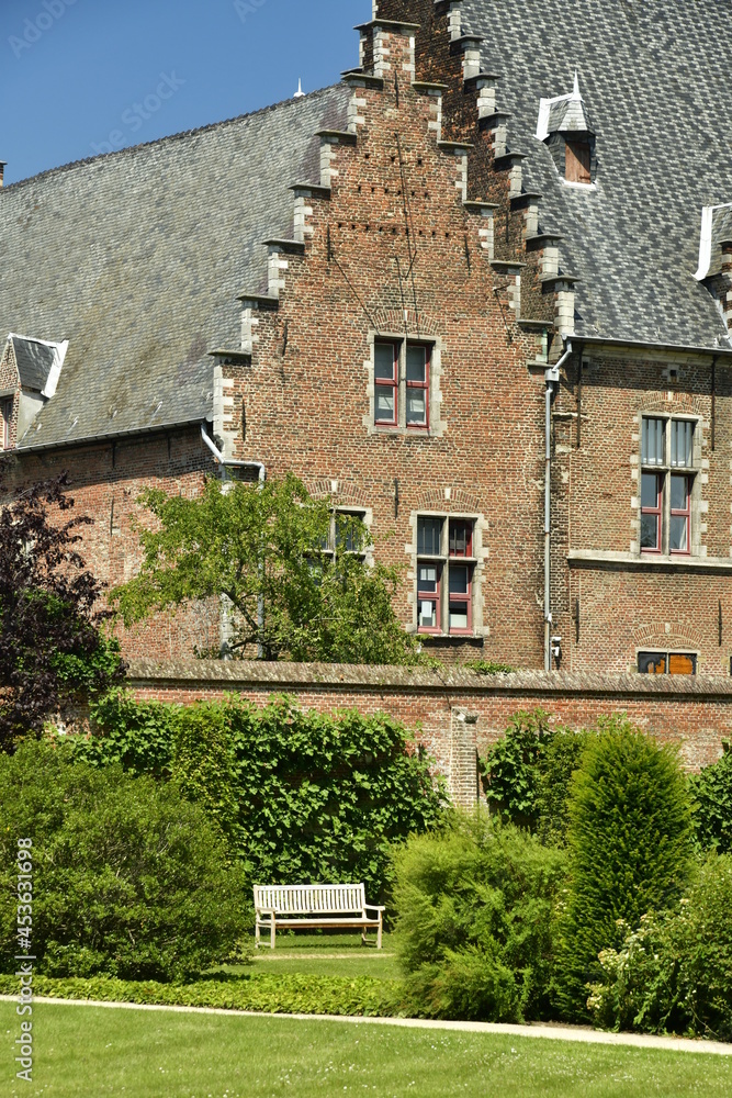 Le Jardin du Silence (de Slitetuin ) et les bâtiments de l'Archidiocèse de Malines-Bruxelles en style renaissance flamand au centre historique de Malines  