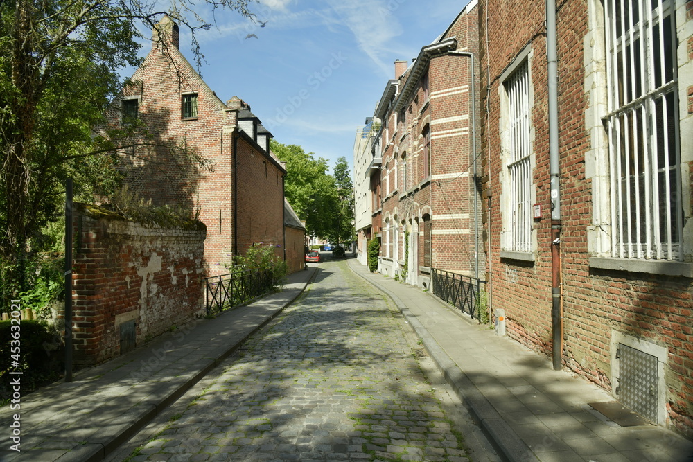 Rue typique longeant le Grand Béguinage au centre historique de Louvain 