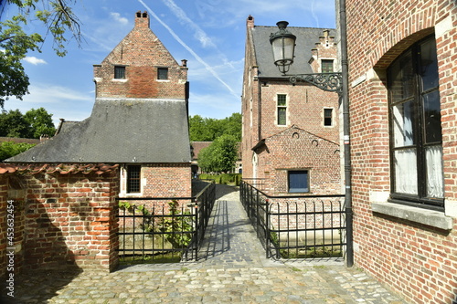 Passerelle étroite avec rambardes en fer forgé traversant le Dyle au Grand Béguinage de Louvain (Leuven) photo