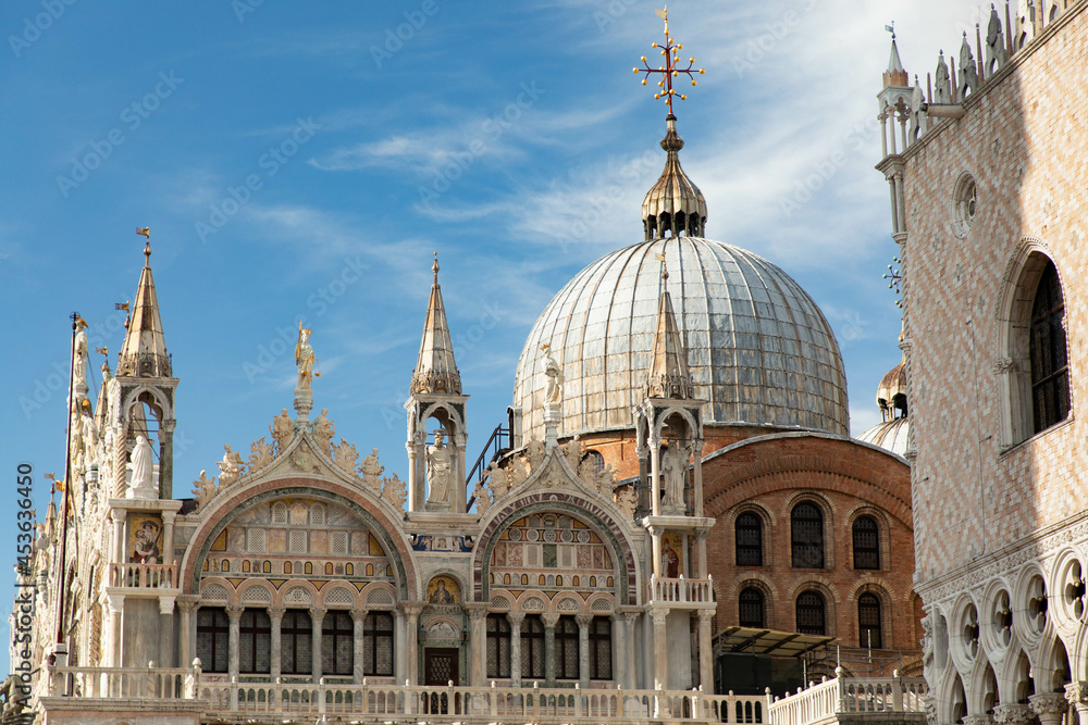 Basilica San Marco, dettaglio architettonico delle cupole-città di Venezia