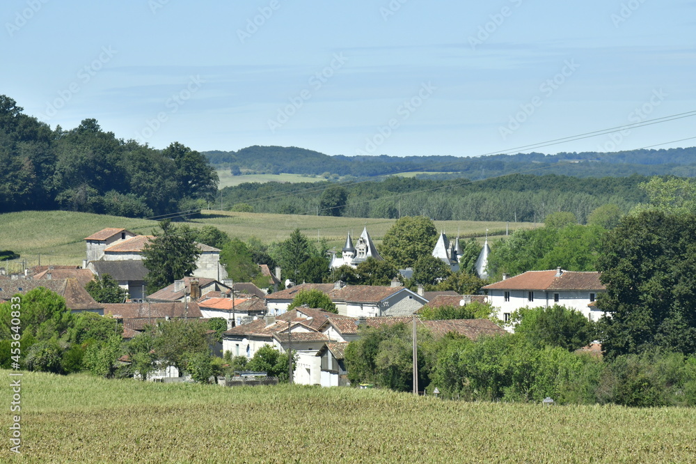 Le Bourg de Champagne avec ses fermes rustiques en pleine nature au Périgord Vert Le Bourg de Champagne avec ses fermes rustiques en pleine nature au Périgord Vert