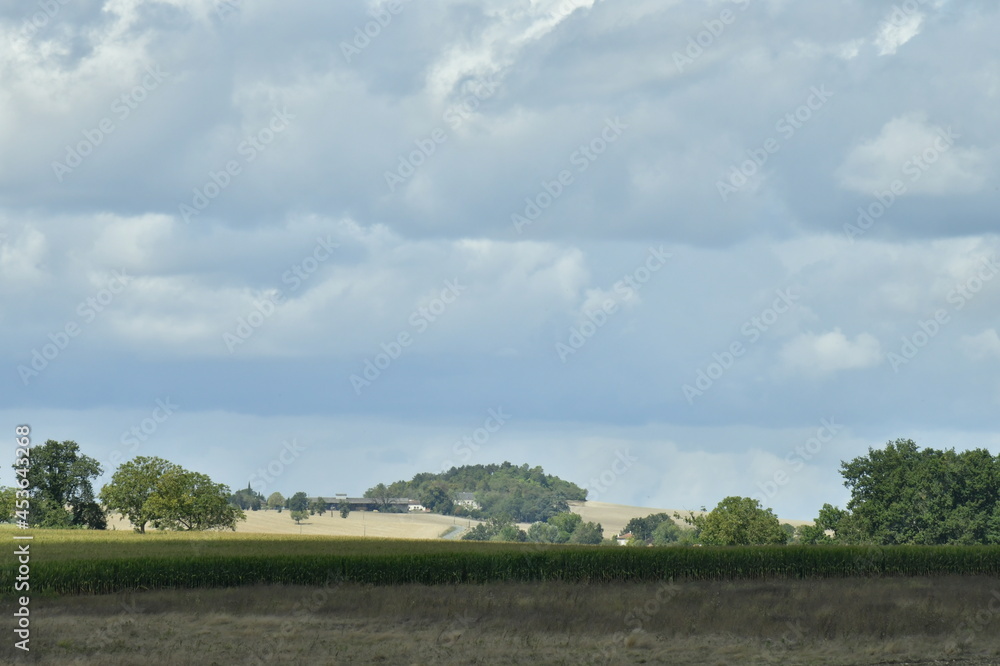 Nuages gris au dessus du paysage rural aux environs du bourg de Champagne au Périgord Vert 