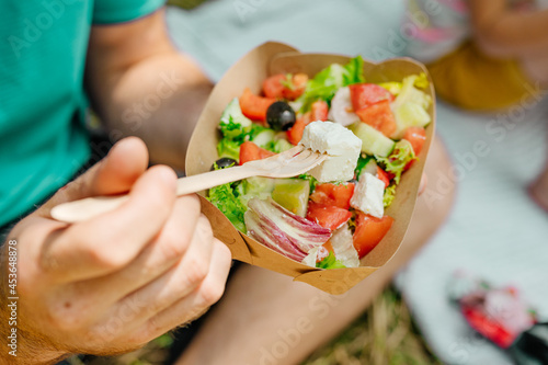 Canvas Print Vegetable salad in the brown kraft paper food container