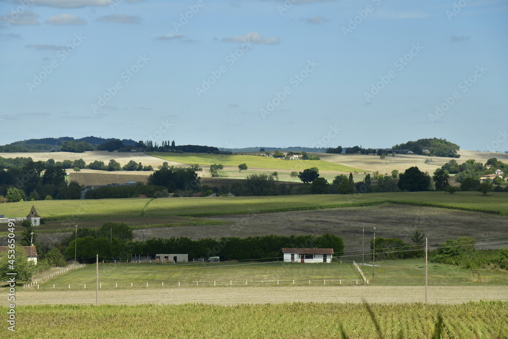 L'ombre d'un nuage sur les champs au bourg de Champagne au Périgord Vert 