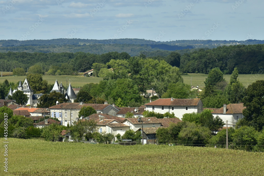 Le Bourg de Champagne en pleine nature entre champs et bois au Périgord Vert 