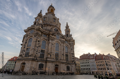 Kirche in Dresden im Sonnenaufgang