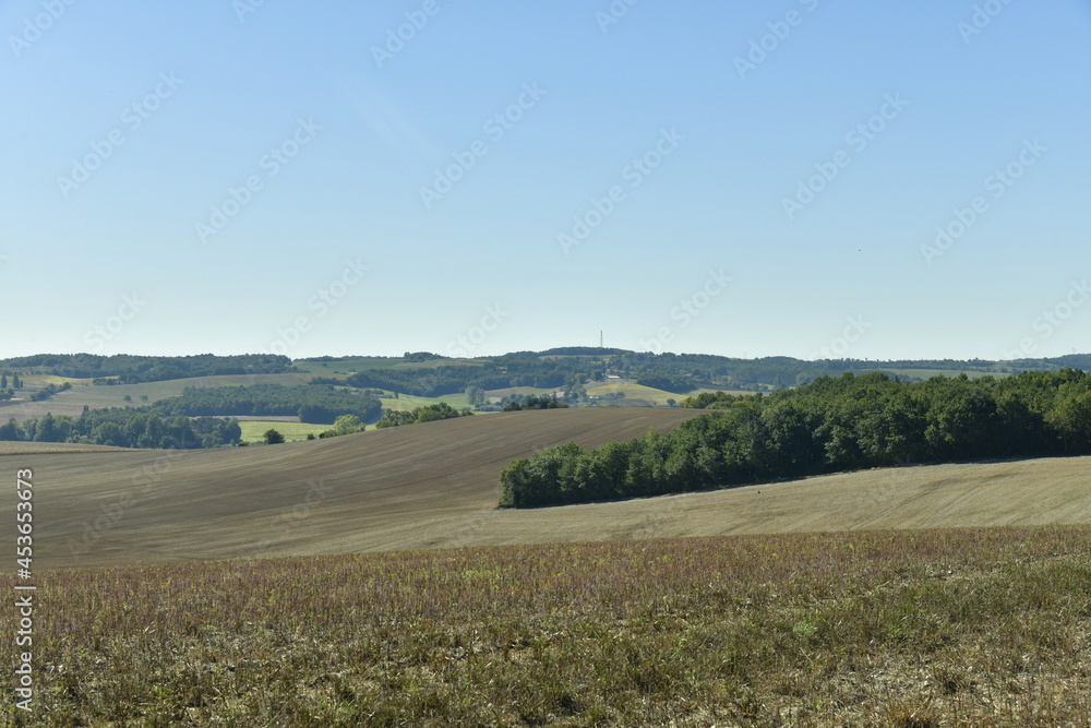 Champs desséchés sur les collines aux environs du bourg de Vendoire au Périgord Vert 