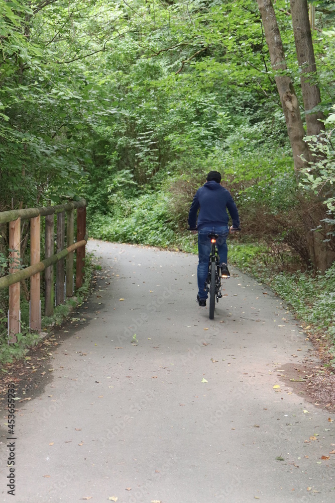 Obraz premium Fahrradfahrer im Kurpark.