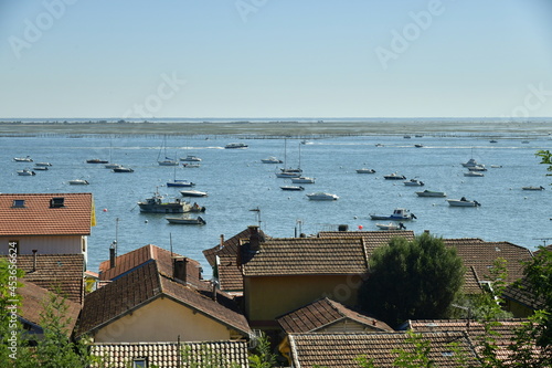 Les toits du village des pêcheurs traditionnel de l'Herbe et mouillage en face de l'ile aux Oiseaux dans la baie d'Archachon en Gironde  photo