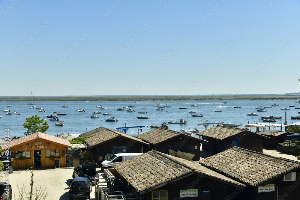 Les toits des maisons typiques des pêcheurs et un mouillage de centaines de petites embarcations dans la baie d'Arcachon à l'Herbe en Gironde 