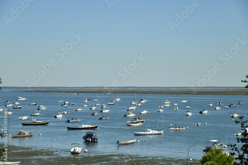 Flotte de petites embarcations en mouillage dans la baie d'Archachon à l'Herbe en gironde 