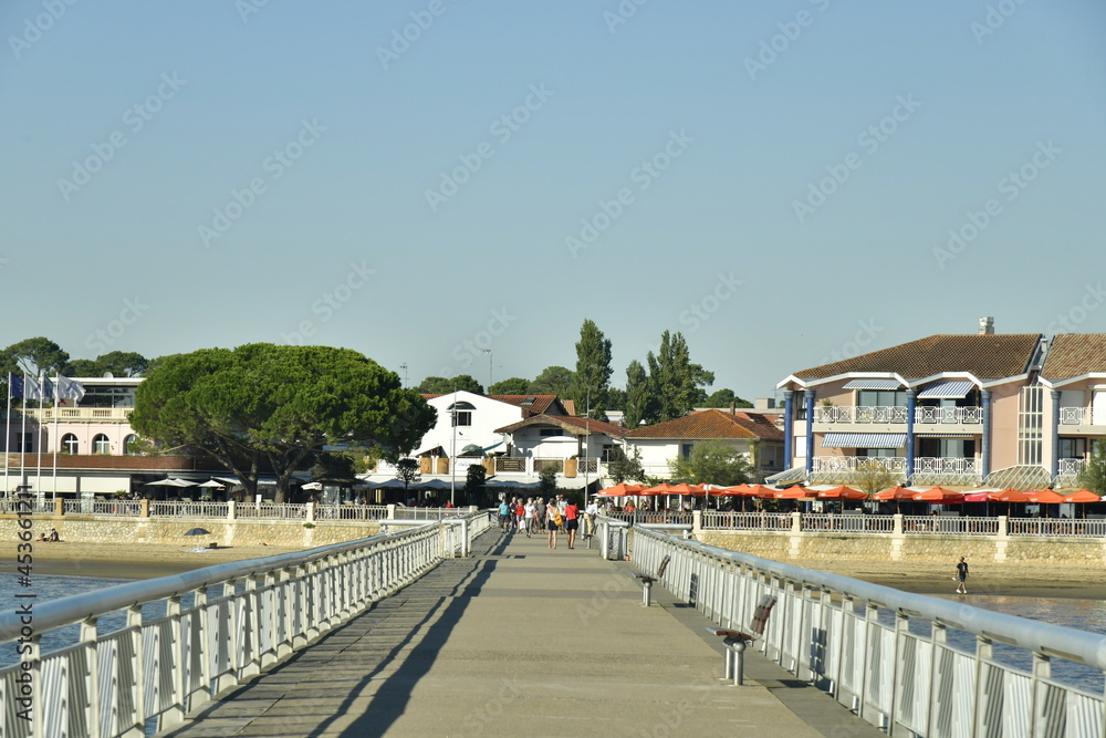 La jetée d'embarcation à la cité balnéaire d'Andernos-les-Bains à la baie d'Arcachon en Gironde 