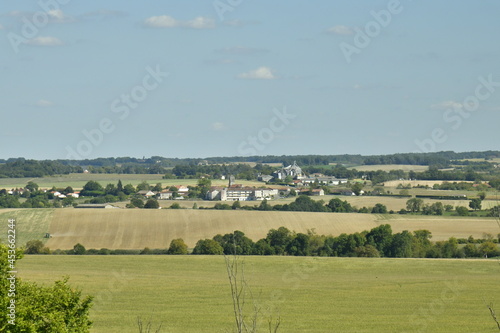 Le bourg de Fontaine entre champs et bois vu depuis le Puy de Versac au Périgord Vert