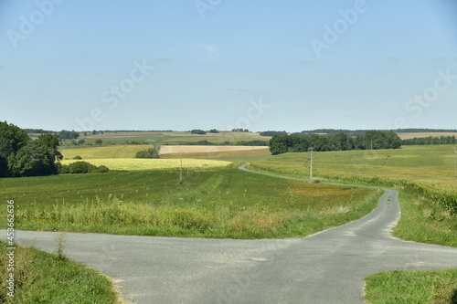 Route secondaire de campagne entre champs et prairies à Champagne-et-Fontaine au Périgord Vert