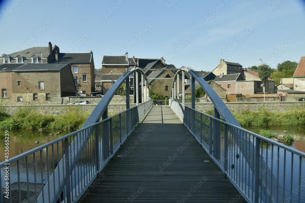 Obraz premium Structure métallique de la passerelle enjambant la Vesdre à la ville basse de Dolhain (Limbourg)