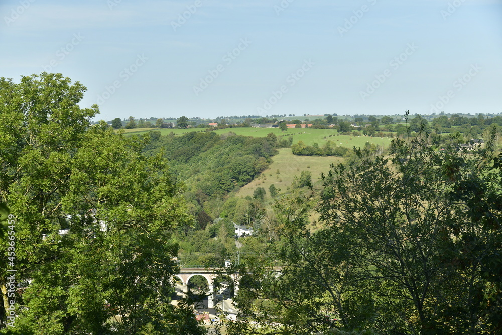 Obraz premium Vue panoramique vers le versant opposé de la vallée de la Vesdre depuis la ville haute de Limbourg à l'est de Verviers 
