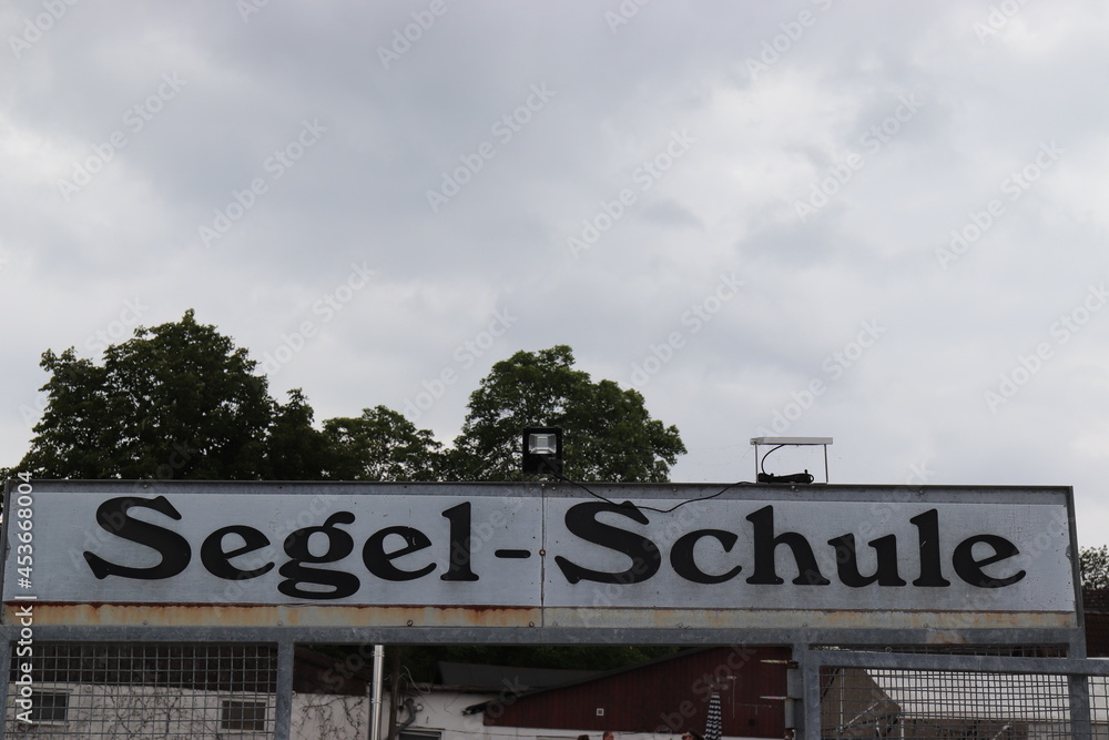 Obraz premium Schild Segel-Schule.