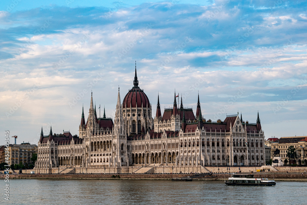 Parlamento di Budapest durante il tramonto estivo Parlamento di Budapest durante il tramonto estivo