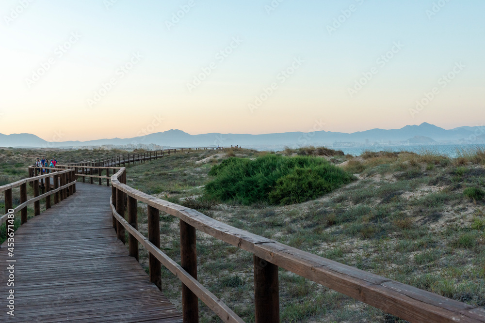 Obraz premium PASARELA MADERA PLAYA MAYORCA MENORCA 2021