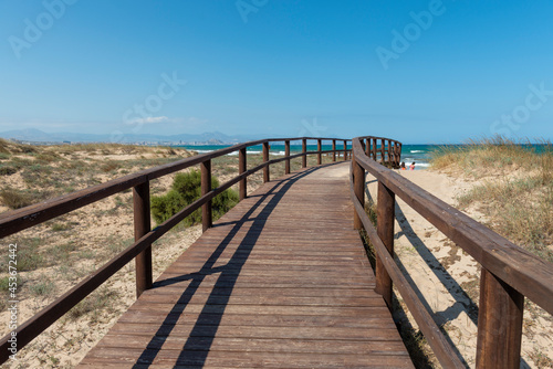 Fototapeta Naklejka Na Ścianę i Meble -  playa virgen pasarela de madera