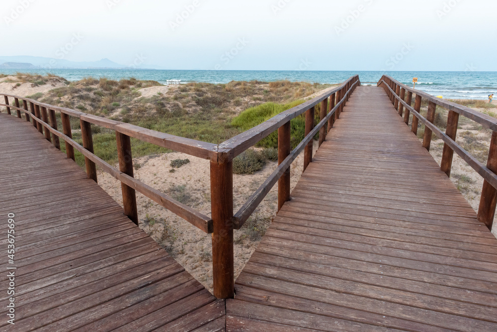 pasarela de madera hacia la playa pasarela de madera hacia la playa