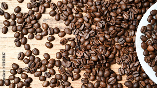 Kaffee Bohnen mit Unterteller als Hintergrund
