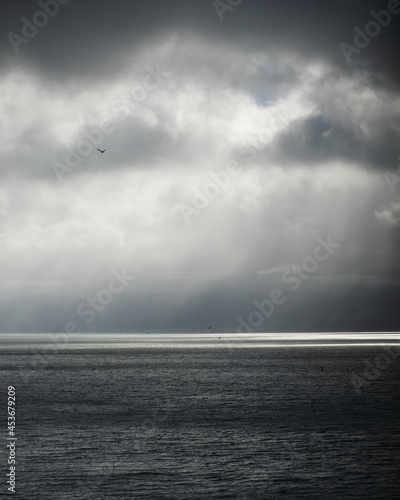 wolkiger tag auf dem meer mit ein paar Sonnenstraheln die durch die wolken kommen