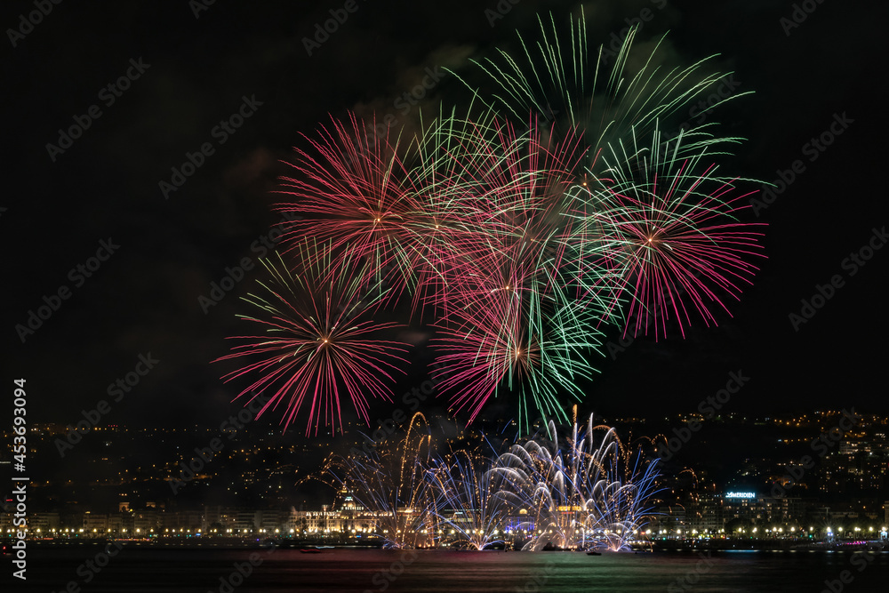 Feu d'artifice en mer à Nice sur la Côte d'Azur Feu d'artifice en mer à Nice sur la Côte d'Azur