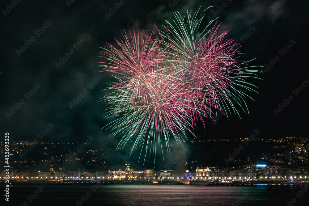 Feu d'artifice en mer à Nice sur la Côte d'Azur Feu d'artifice en mer à Nice sur la Côte d'Azur