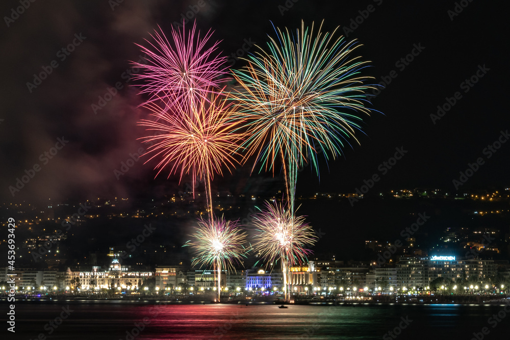 Feu d'artifice en mer à Nice sur la Côte d'Azur Feu d'artifice en mer à Nice sur la Côte d'Azur