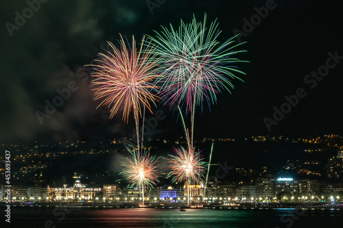 Feu d'artifice en mer à Nice sur la Côte d'Azur © Bernard